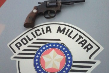 Polícia  localiza revólver  em quintal