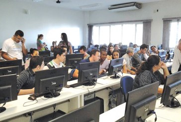 Alunos orientam para preenchimento do IR