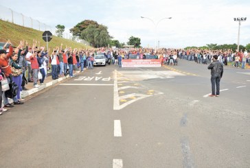 Trabalhadores fazem protesto