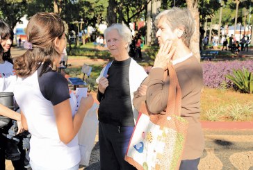 Alunos levam poesia aos moradores