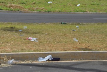 Populares reclamam de lixo em avenida