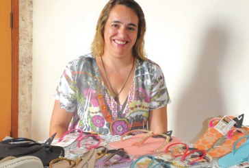 Artesã trabalha com peças em EVA