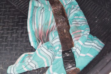 Três pessoas são atingidas por facão