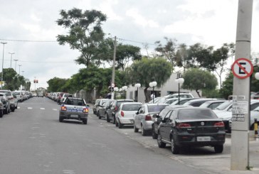 Carros parados atrapalham os pedestres