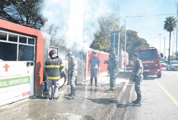 Fogo  consumiu o ponto de depósito