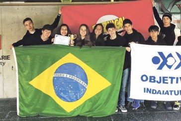 Equipe Bazinga traz  troféu de mundial