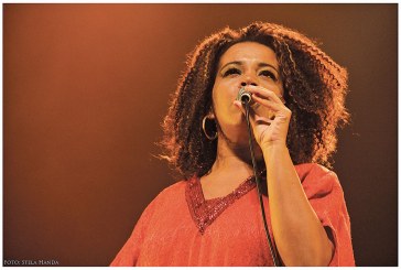 Adriana Moreira se apresenta na Praça