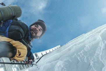Alpinistas lutam contra  a natureza no Everest