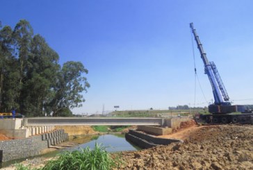 Ponte recebe vigas de sustentação