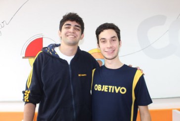 Alunos do Objetivo recebem prêmio por desempenho nos simulados mais concorridos do país