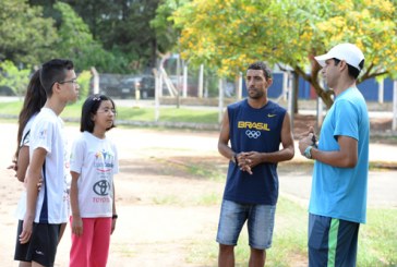 Alunos do Esporte Cidadão recebem visita de campeão sulamericano de atletismo