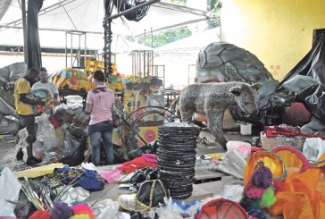 Imperador desfila a  favor da diversidade