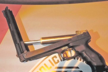 Indivíduos são detidos com moto suspeita