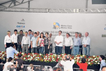 Presidente  entrega chaves às famílias