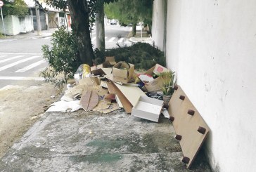 Calçada vira local para descarte de lixo