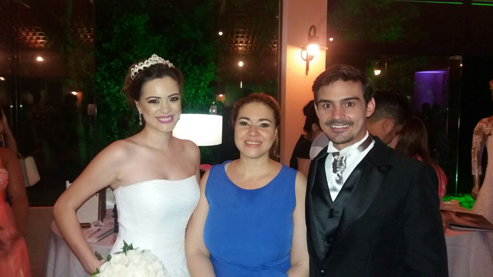 Elizabete da Clary Noivas ao lado dos noivos simbólicos da 1ª Noite de Degustação para Noivas