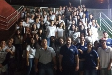 Alunos do Ensino Médio do Colégio Meta assistem a peça teatral