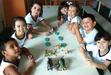 Mundo dos dinossauros estimula raciocínio e curiosidade dos alunos do Montreal