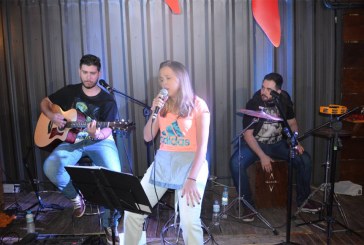 Vanessa Brogio e a banda Overhill fazem show no Bar do Porto