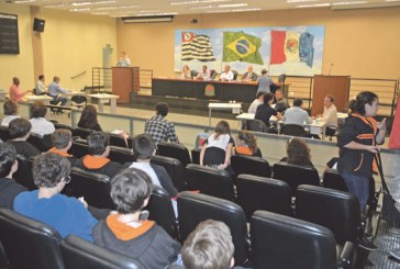 Alunos acompanham Sessão
