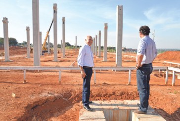 Prefeito em exercício acompanha obra
