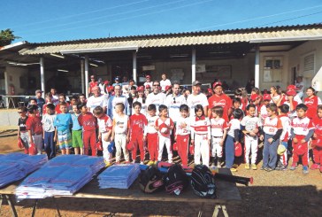 Empresas realizam entrega de camisetas