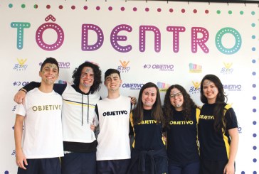 Estudantes comemoram aprovações
