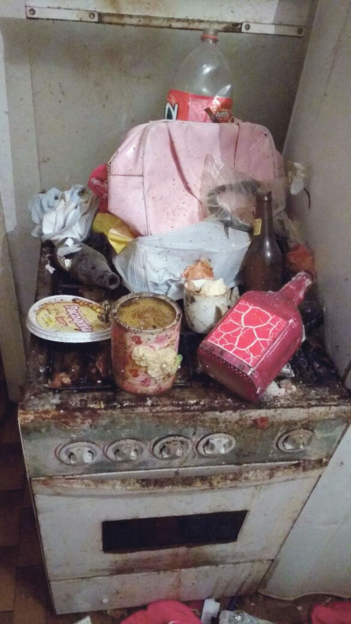 PRECÁRIO No local foram encontrados restos de comida e muito lixo