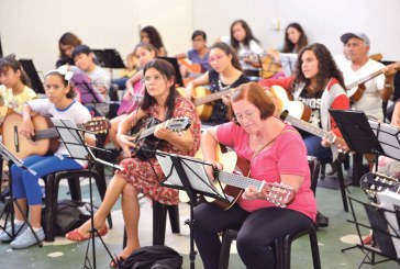 Espetáculos culturais são apresentados por alunos