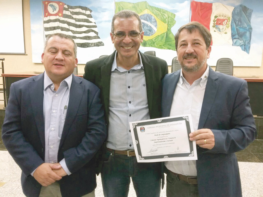 Moção de Congratulações O vereador de Itu Luciano Alves Ribeiro, vereador Hélio Ribeiro, presidente da Câmara Municipal de Indaiatuba e o empresário José Zumbini Junior que recebeu uma Moção de Congratulações por integrar a Comissão Organizadora da Primeira Semana do Empreendedorismo e Inovação de Indaiatuba, realizada entre os dias 21 e 26 de agosto.
