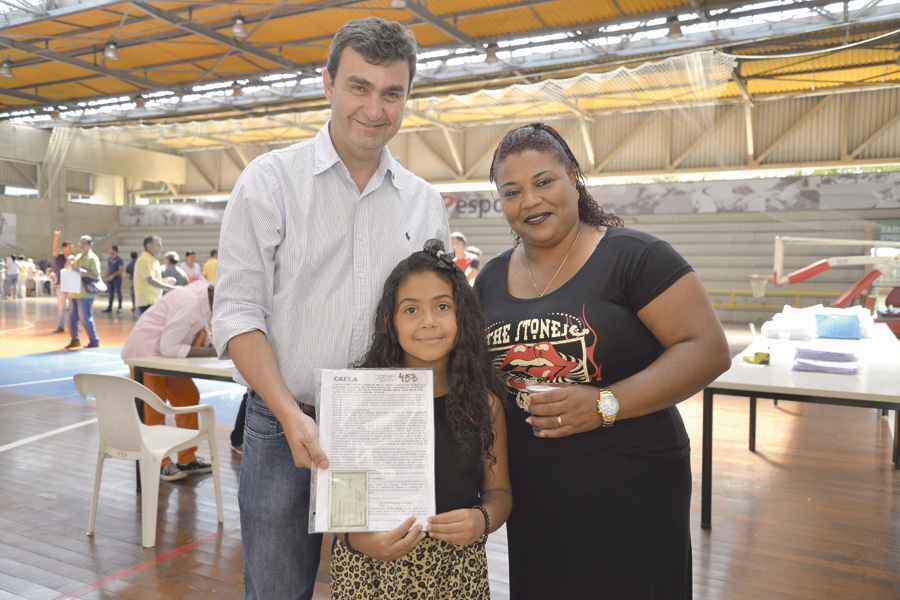 RESIDENCIAl Campo Bonito O prefeito Nilson Gaspar (PMDB) marcou presença na entrega dos contratos dos 2.048 apartamentos do Residencial Indaiatuba, no Parque Campo Bonito, aos seus respectivos proprietários. A entrega, promovida pela Caixa Econômica Federal em parceria com a Prefeitura de Indaiatuba, por meio da Secretaria Municipal de Habitação, foi realizada na quarta-feira (13).