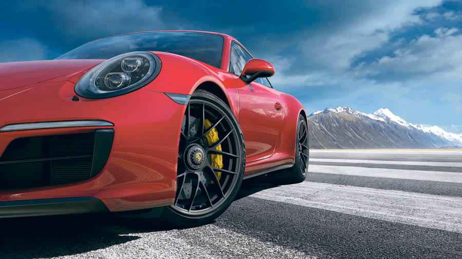 GTS - O Porsche traz um motor 3.0 boxer biturbo; ambos podem ir de 0 a 100 km/h em 3,7s