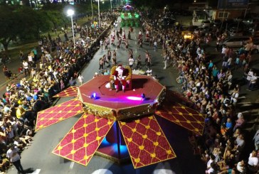 Parada de Natal reúne mais de 50 mil pessoas no Parque Ecológico
