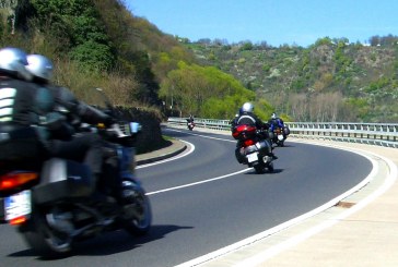 Na cidade, moto pode circular no corredor