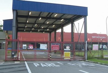 Quadrilha com fuzis faz reféns e rouba US$ 5 mi