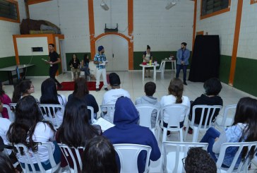 Cultura promove peça teatral para os adolescentes participantes do Crasjovem