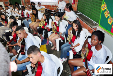 Estudantes da rede pública podem aprender música por meio do Projeto Tocar e Encantar