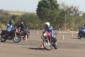 Motociclistas da Prefeitura recebem capacitação de prática de pilotagem na Honda
