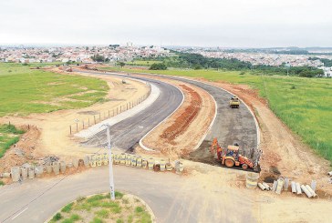 Primeiro trecho da obra de interligação de bairros recebe pavimentação asfáltica
