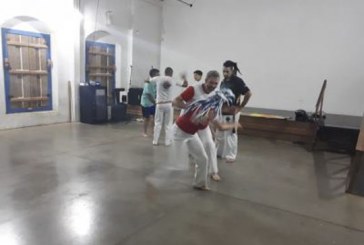 Oferece aulas de capoeira gratuitas