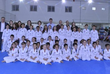 Entrega uniformes para alunos do projeto “Centro de Formação de Taekwondo”