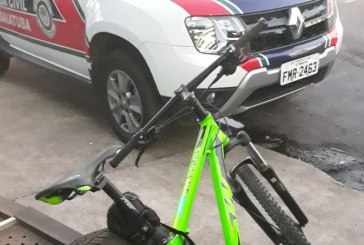 Guardas Civis conduzem autor de furto de bicicleta até a delegacia