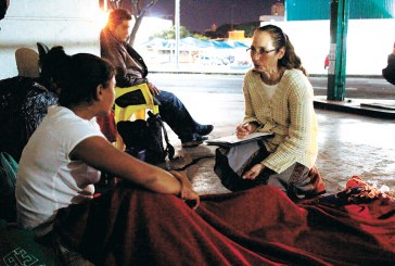 Pessoas em situação de Rua recebem ajuda do Creas e Defesa Civil