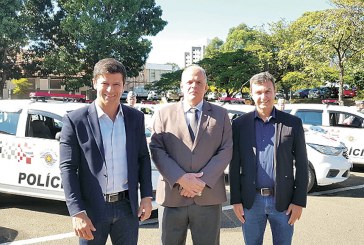 Prefeito Nilson Gaspar e Deputado Estadual Rogério Nogueira recebem três novas viaturas para a PM