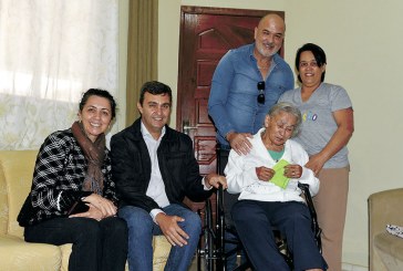 Idosa recebe 15ª cadeira de rodas da Campanha Lacre e Latinha Solidários