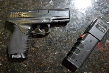 Réplica de arma é localizada em veículo suspeito de ser utilizado em roubo