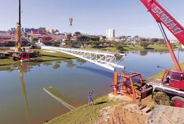 Instalação de uma nova passarela metálica para pedestres no Parque
