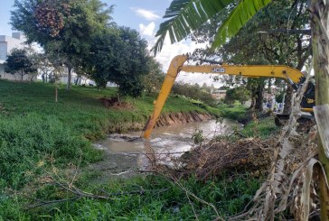 Saae inicia desassoreamento do Córrego do Parque Indaiá