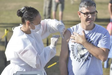 Secretaria de Saúde vacina mais de seis mil pessoas contra gripe e covid-19 neste final de semana