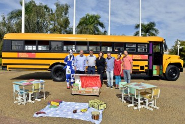 Ônibus abriga biblioteca itinerante